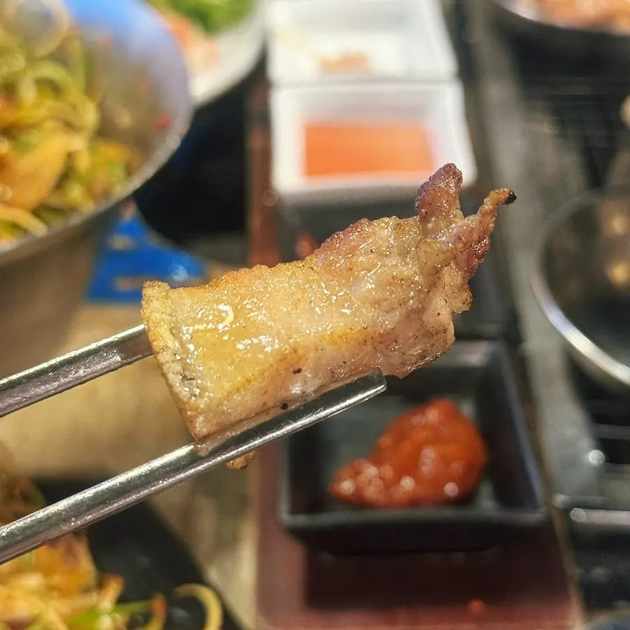 먹기 좋은 크기로 잘린 숯불 오겹살
