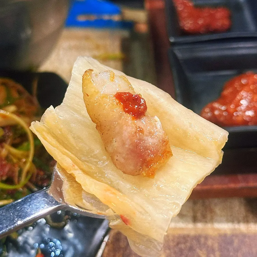 육즙이 보이는 오겹살 한 점