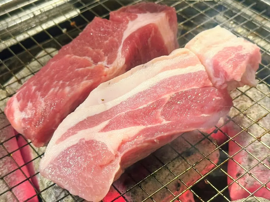 추가 주문한 오겹살과 목살 생고기