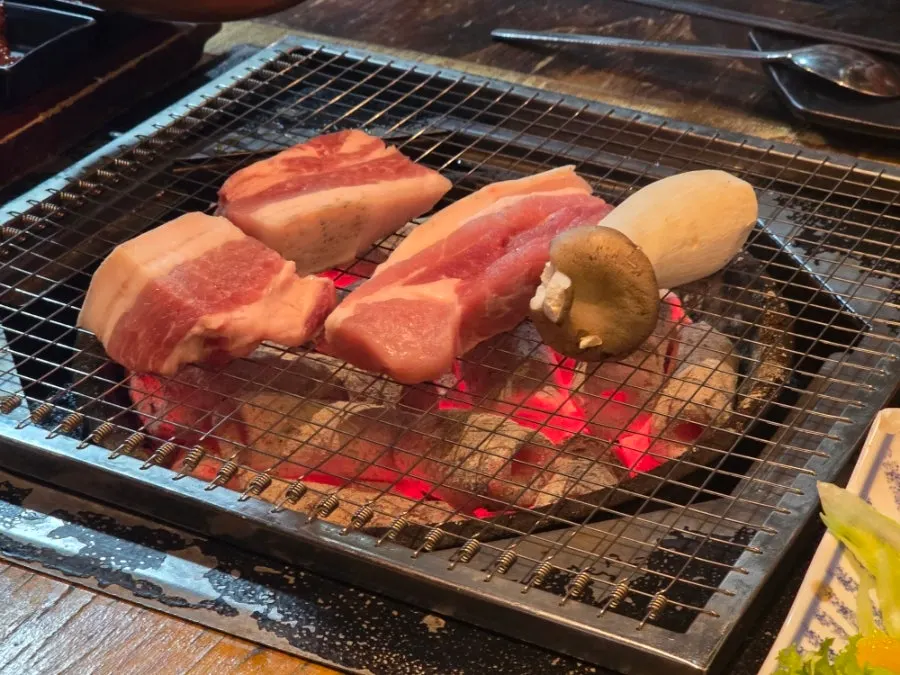명동8나길 육통령 명동본점 3층 건물 외관