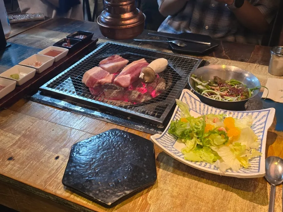 불판에 올린 두툼한 흑돼지 오겹살