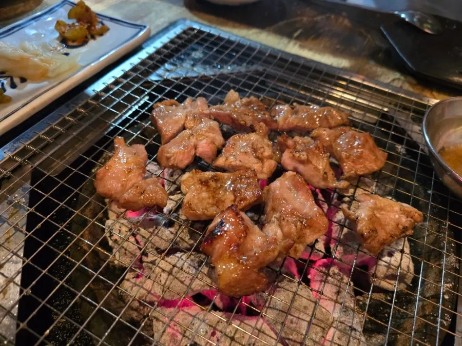 숯불 위에서 익어가는 양념 갈비