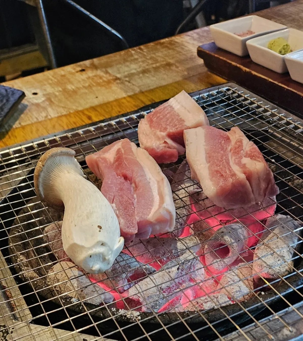 육통령 명동본점 오겹살과 반찬이 차려진 테이블