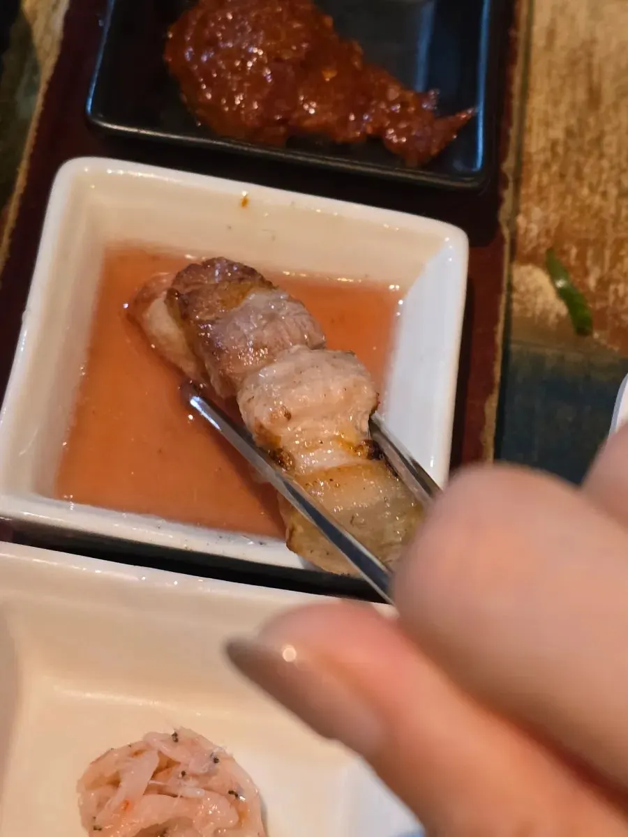 쌈과 함께 즐기는 육통령 흑돼지 오겹살