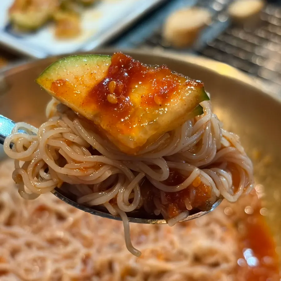 육통령 명동본점 오겹살과 반찬