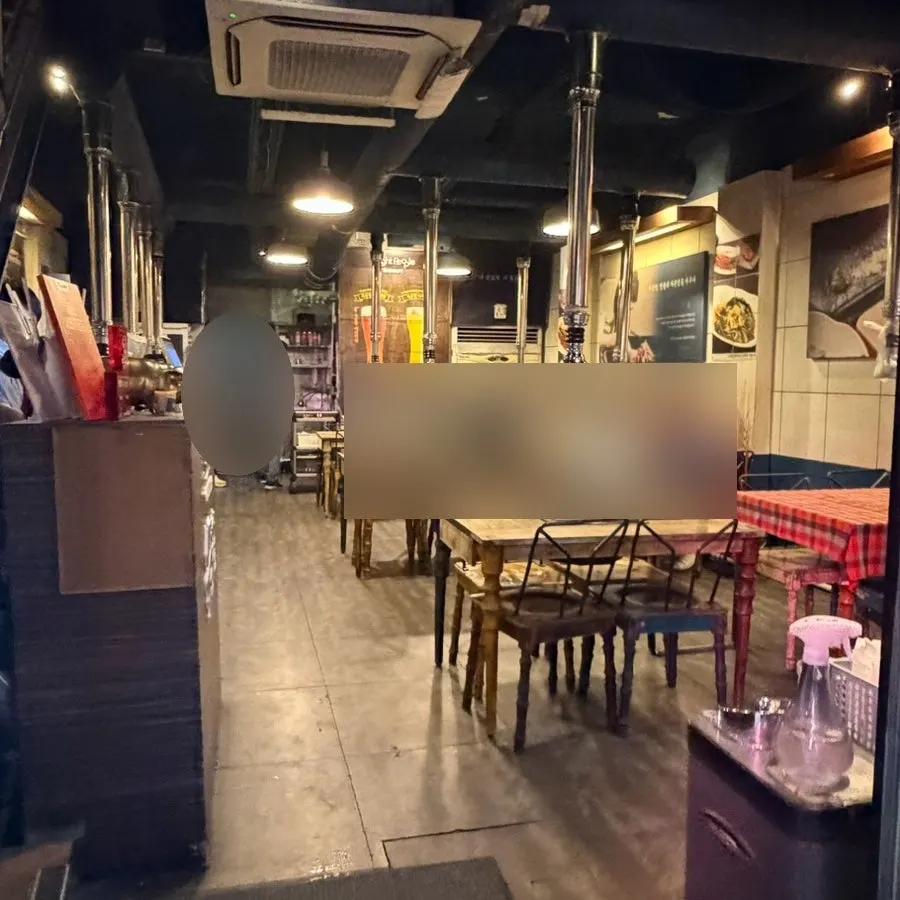 육통령 명동본점 내부 계단과 좌석