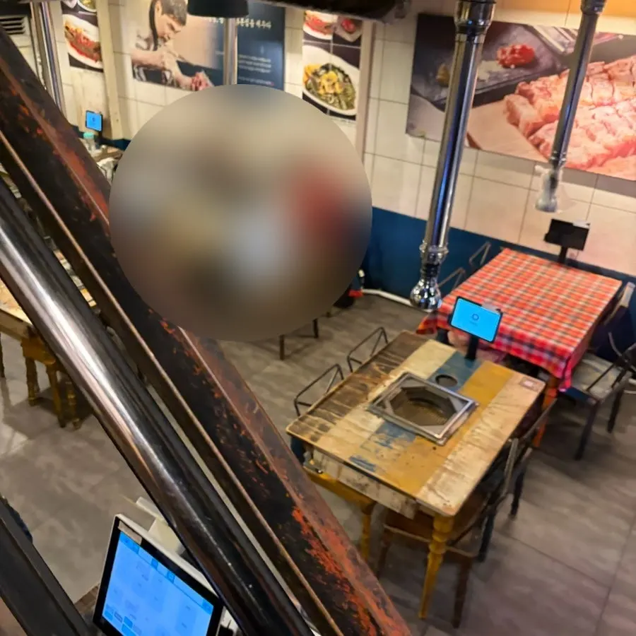 육통령 명동본점 3층 넓은 홀 테이블