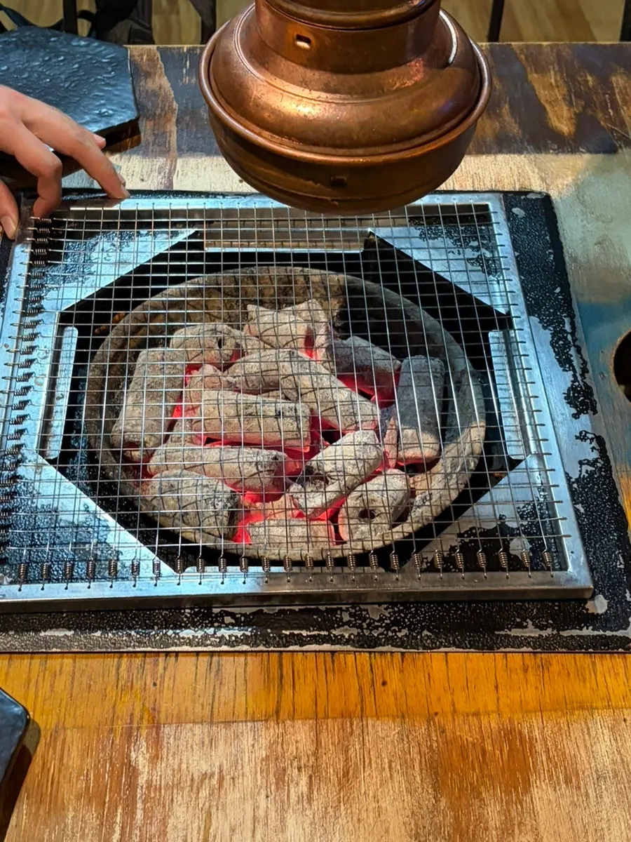 테이블에 올려진 숯불 화로