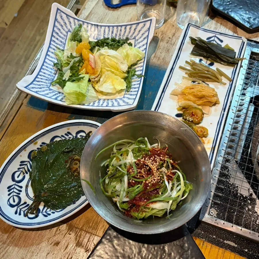오겹살과 함께 나온 기본 밑반찬 한 상