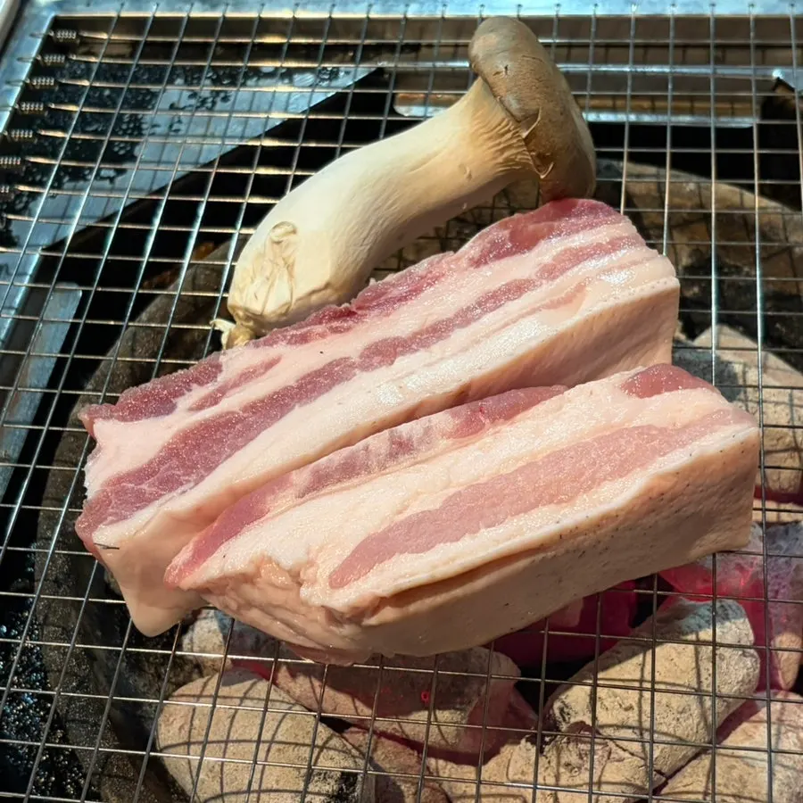 오미자숙성 광개토흑돼지 오겹살과 버섯