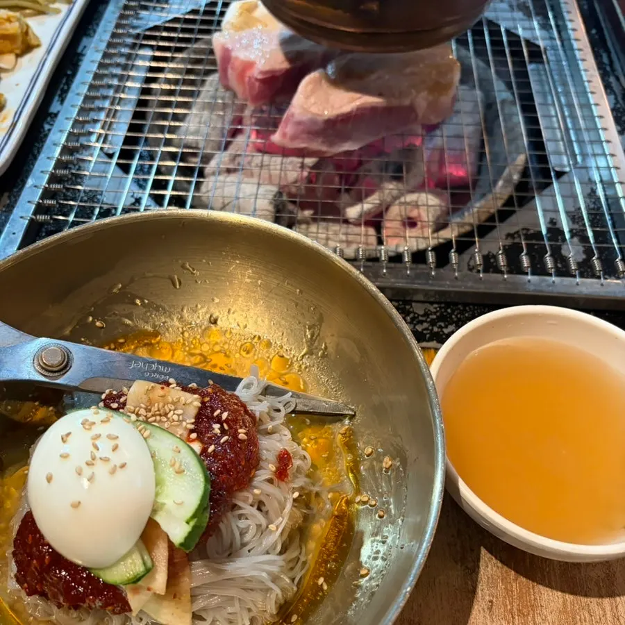 숯불 위에서 구워지는 오겹살