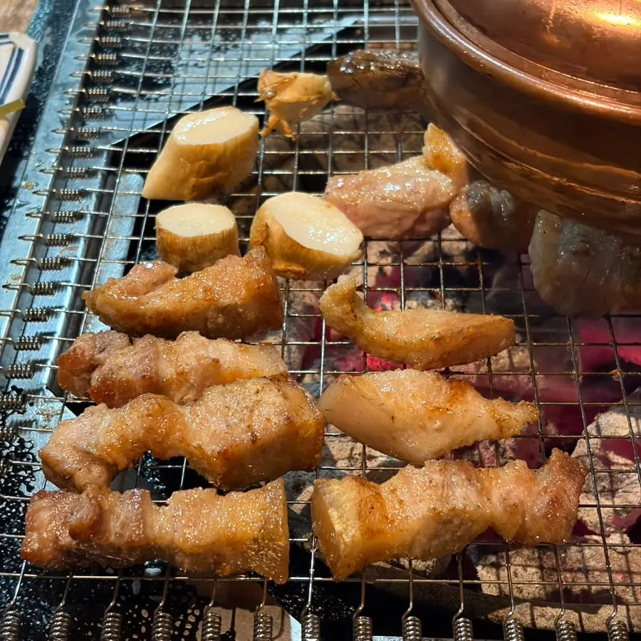 맥주 잔과 고기 상차림