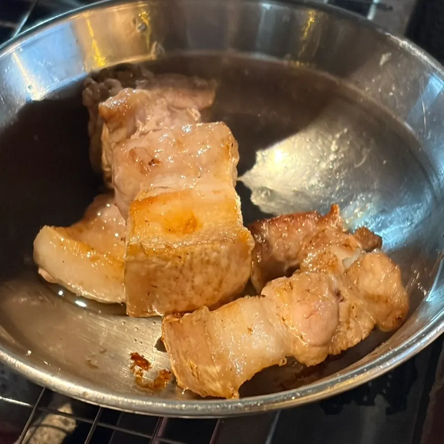 직원이 구워준 오겹살 조각