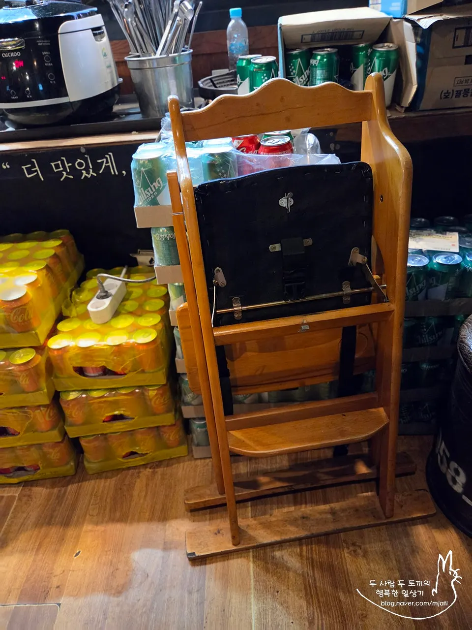 Entrance of Yuktongnyeong Myeongdong Main Branch crowded with waiting guests in the evening