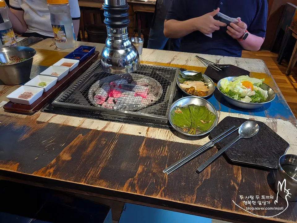 Table set with omija-aged black pork yukgyeopsal and pork neck, 150g each