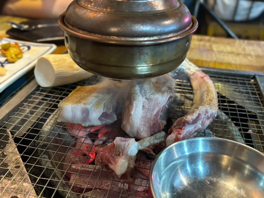 직원이 구워주는 흑돼지 왕도끼뼈오겹