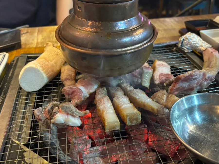 먹기 좋게 잘린 오겹살이 익어가는 불판