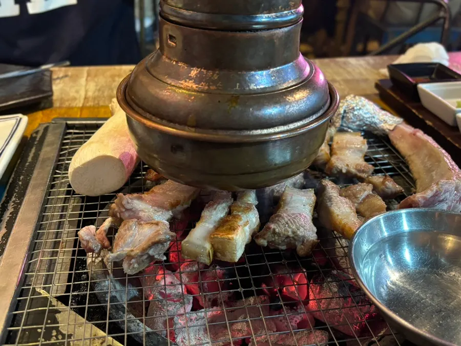 노릇하게 구워진 오겹살 비계