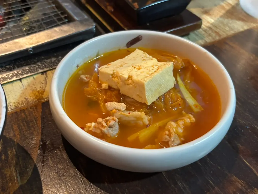 큼지막한 김치가 들어간 육통령 김치찌개