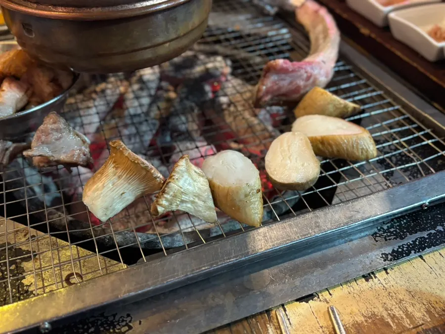 테이블에서 끓고 있는 김치찌개
