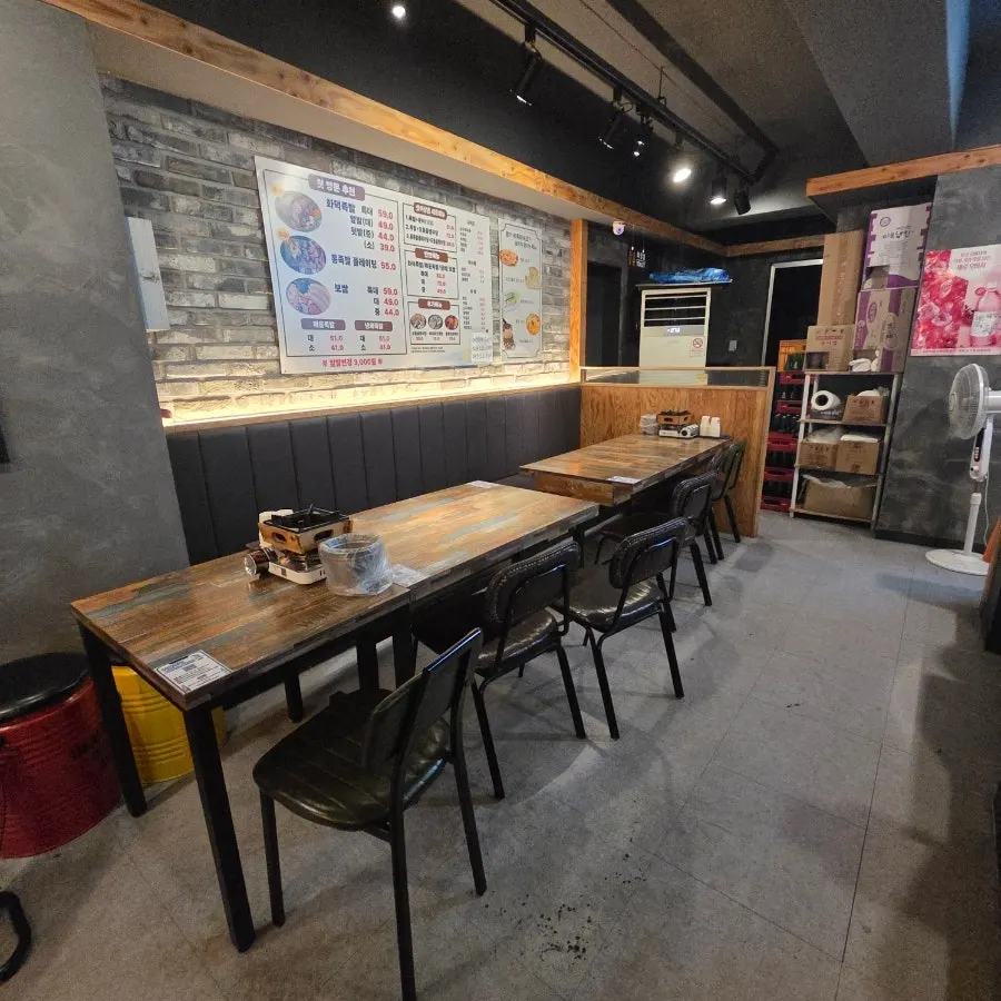 Indoor seating divided by partitions