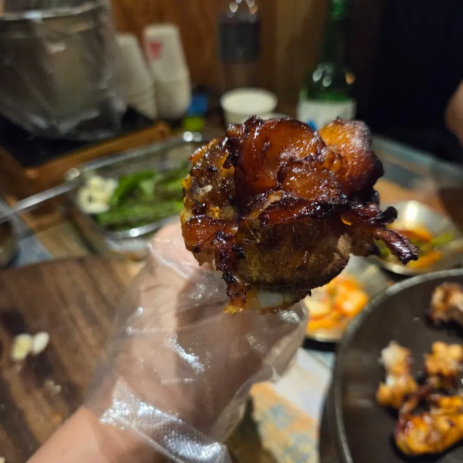 Jokbal bone being eaten by hand