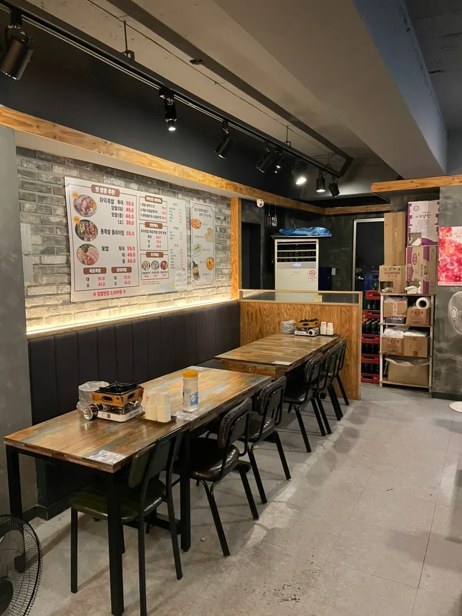 이선화덕족발보쌈 명일점 넓은 홀