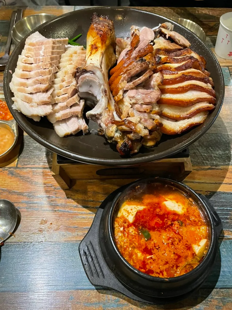 화덕족발과 보쌈 반반 중자 한 접시