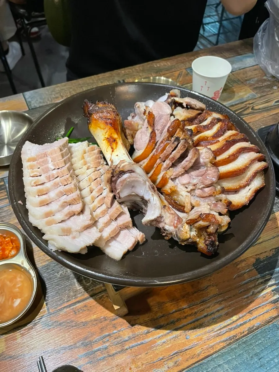 족발보쌈 반반과 함께 차려진 상차림