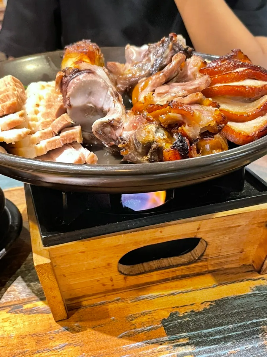 세 명이 나눠 먹은 족발보쌈 반반 접시