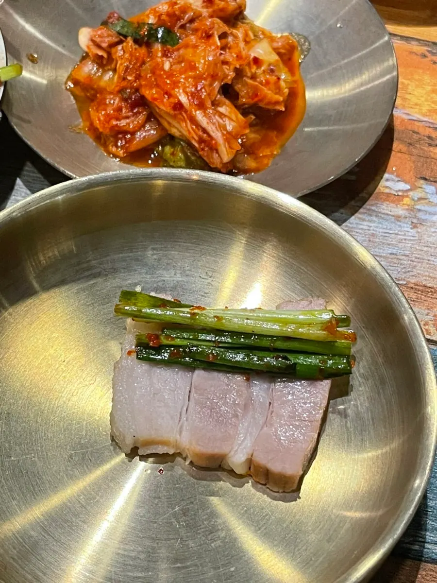 매운소스를 곁들인 족발 한 점