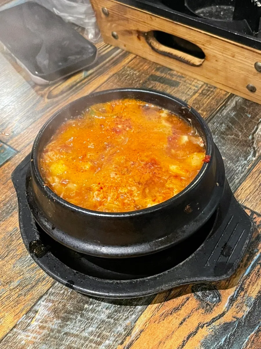 족발과 보쌈을 한 입씩 집어 든 모습