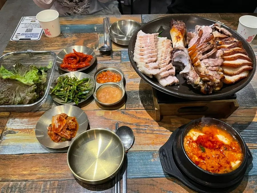 친구들과 저녁 먹은 테이블 전경