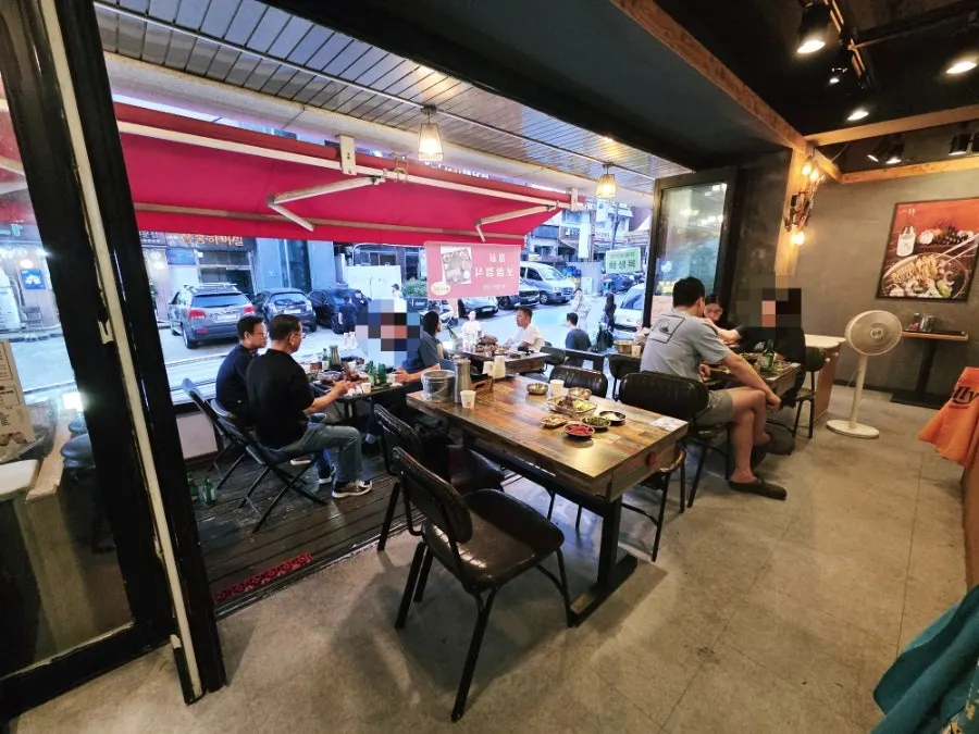 저녁 시간 손님으로 찬 매장 내부 테이블