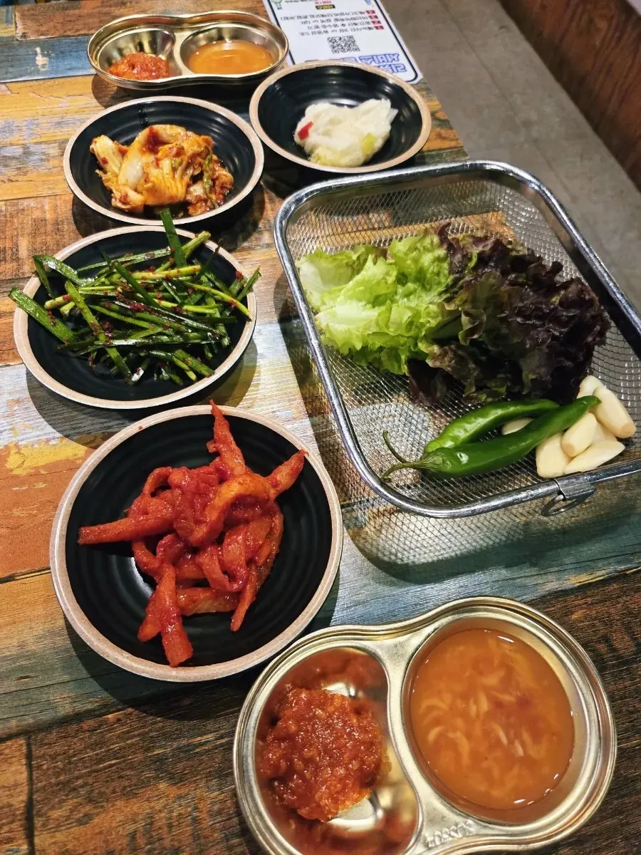 기본 찬이 차려진 테이블