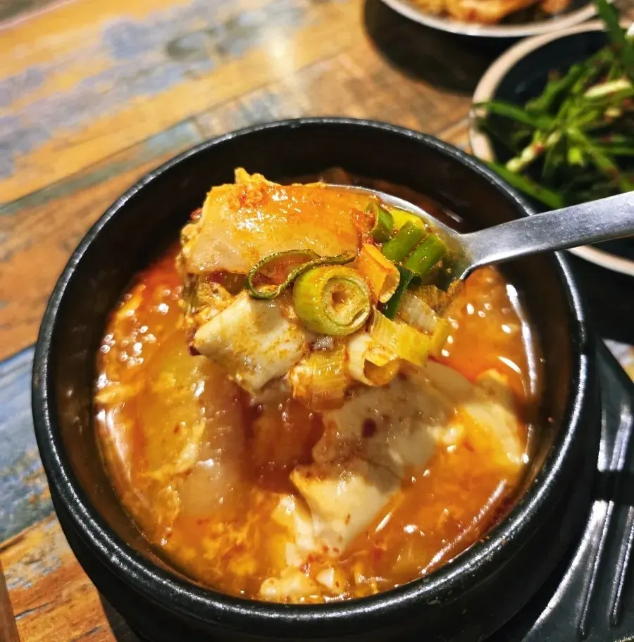 보글보글 끓는 순두부찌개 뚝배기