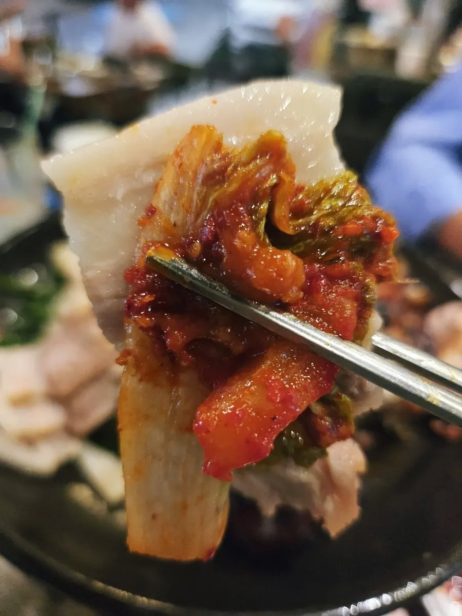 편마늘과 김치를 올린 족발 쌈