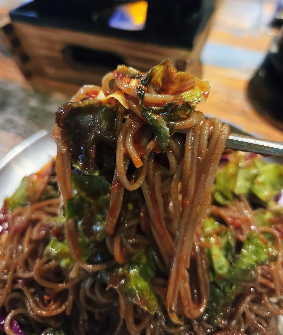 족발에 막국수 면을 감아 올린 한입