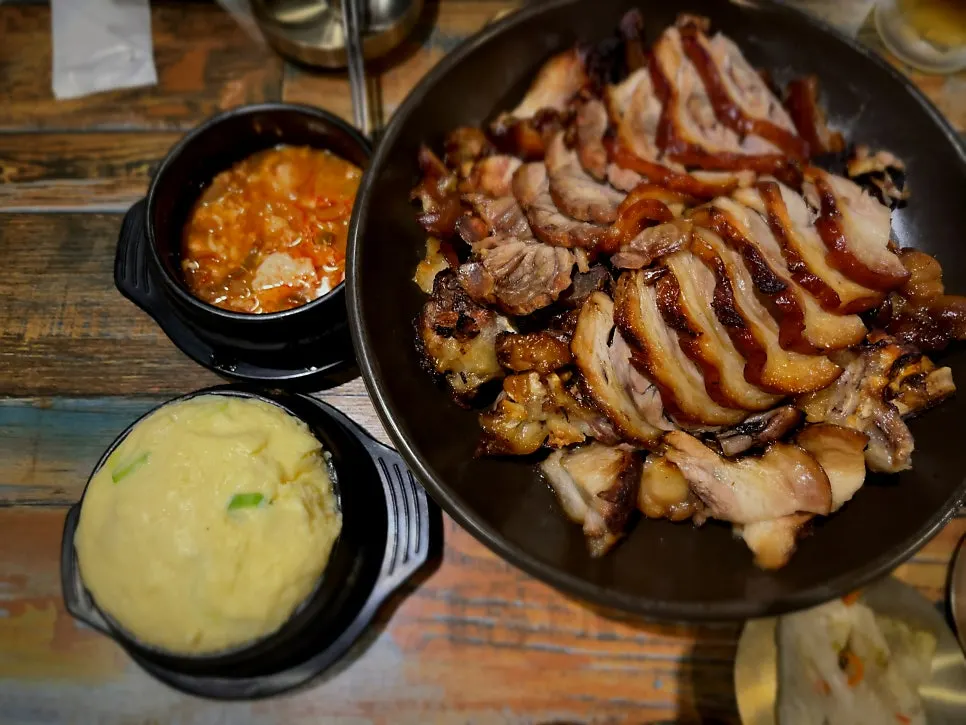 A full spread of wood-fired jokbal at Iseon Hwaduk Jokbal Bossam Myeongil Branch