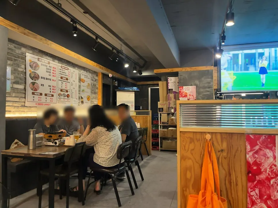 Spacious interior hall at Iseon Hwaduk Jokbal Bossam Myeongil Branch