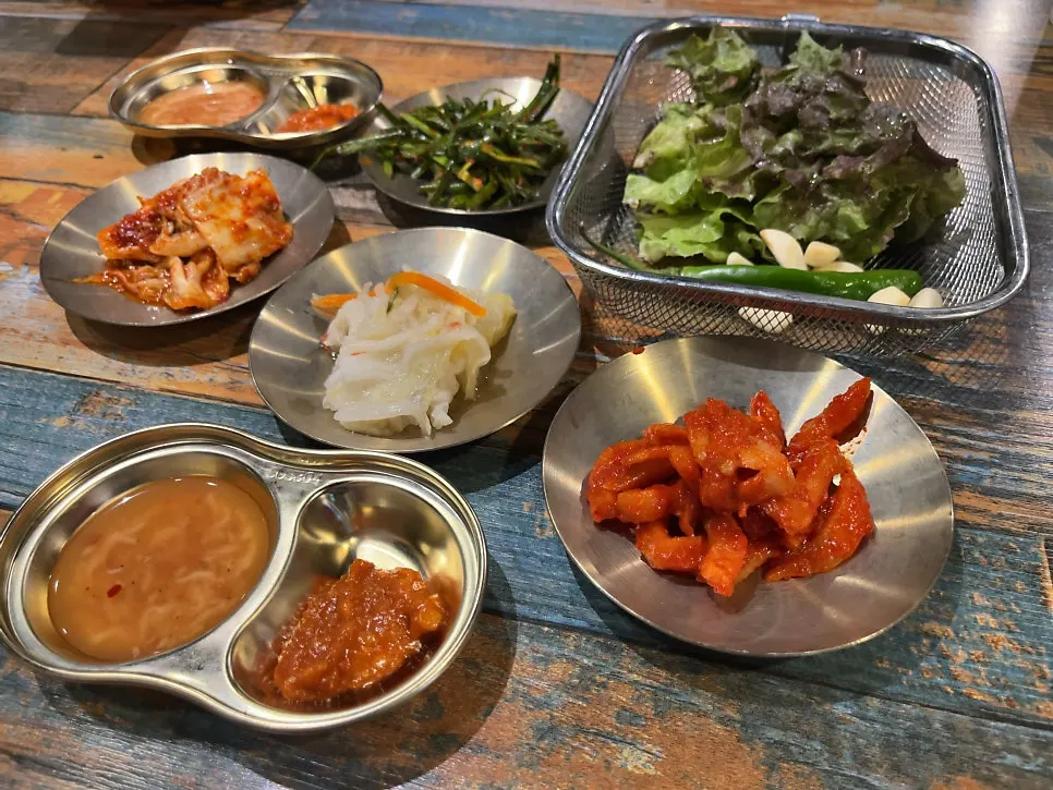 Basic vegetable side dishes with draft beer and soft drinks