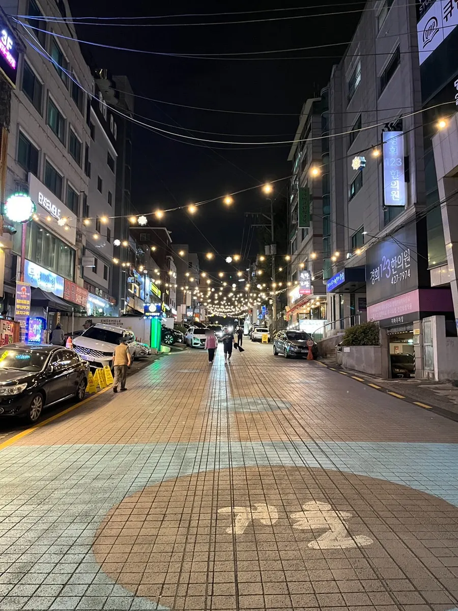 Entrance of Iseon Hwaduk Jokbal Bossam on Myeongni-dan-gil