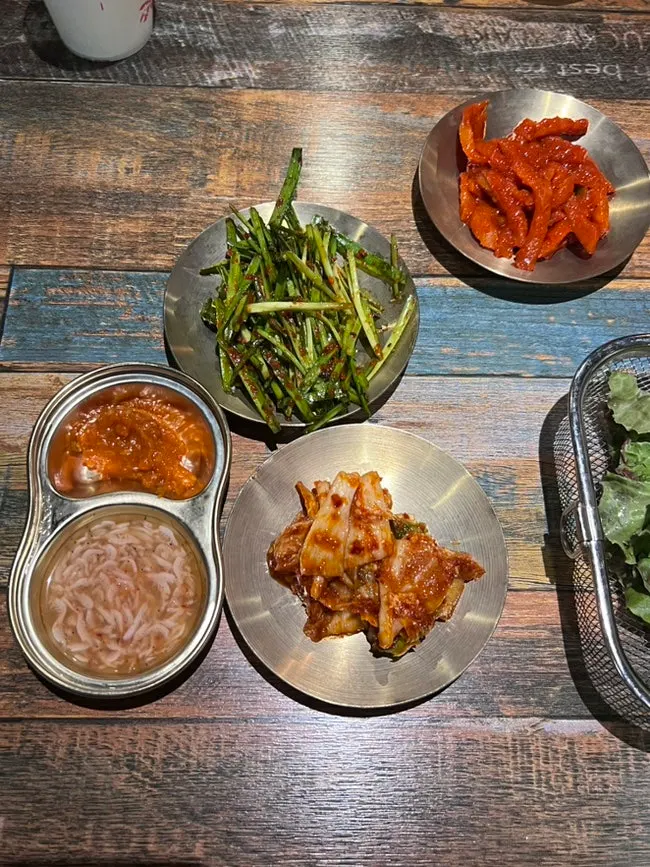 Crispy-outside, juicy-inside wood-fired jokbal