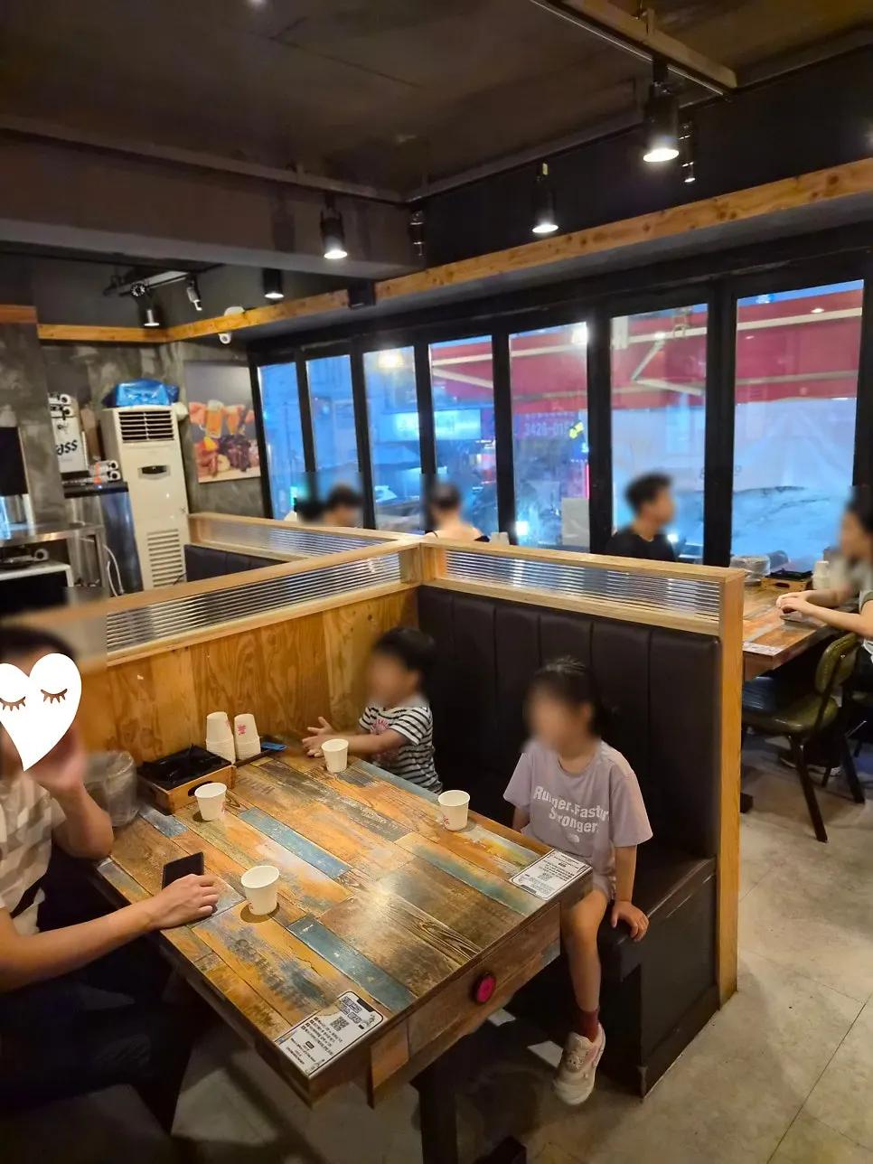 Table seating at Iseon Hwaduk Jokbal Bossam Myeongil Branch