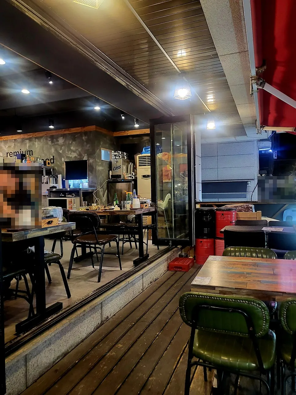 Wood-tone interior of Iseon Hwaduk Jokbal Bossam Myeongil Branch
