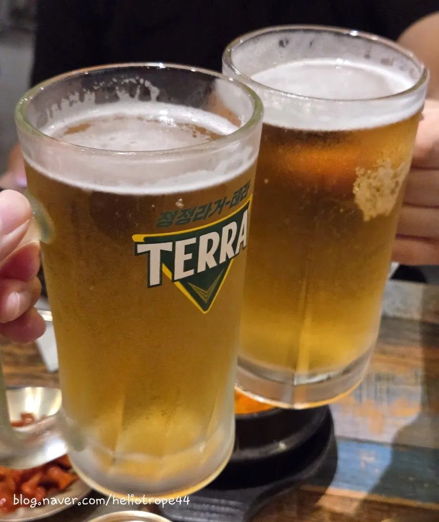 なみなみと注がれた500cc生ビールのグラス