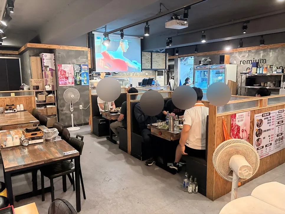 테이블이 여러 개 놓인 넓은 매장 내부