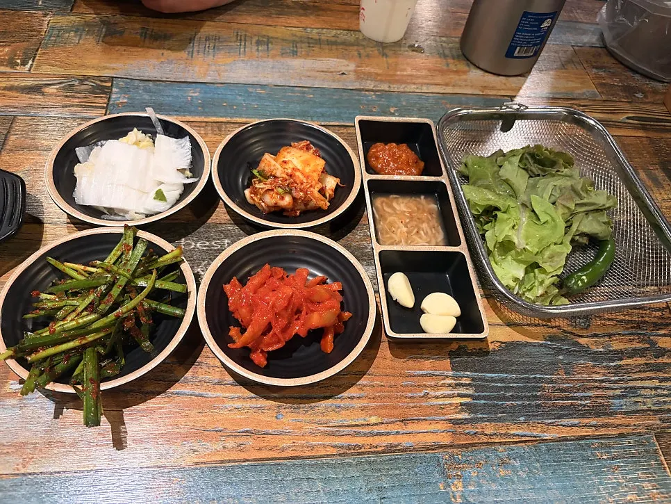 부추무침과 쌈 채소 등 기본 반찬 한 상