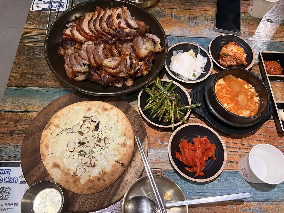 화덕족발 앞발 대자가 차려진 상차림