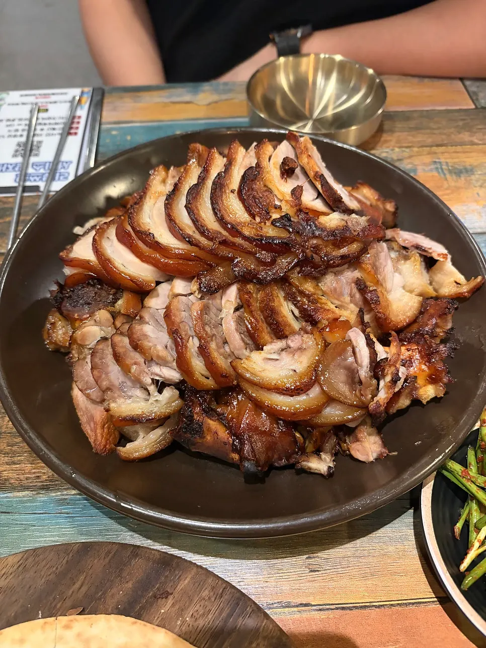 윤기 도는 화덕족발 한 접시